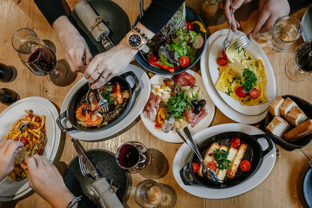 Italienisches Essen auf Tisch