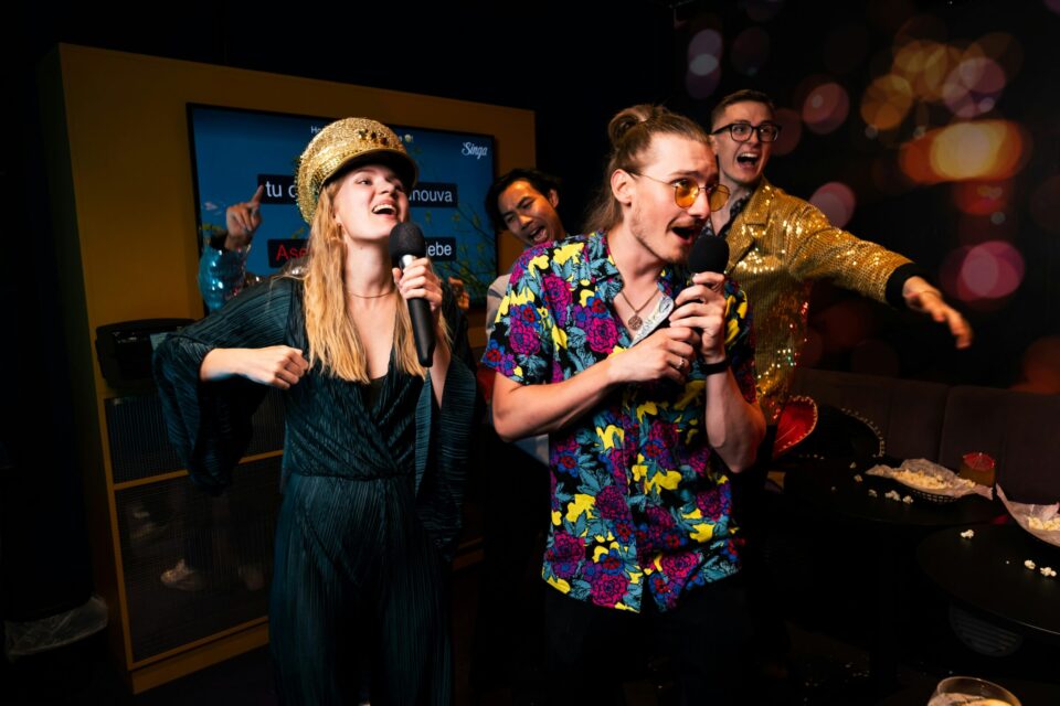 singa karaoke ql98uga1iva unsplash